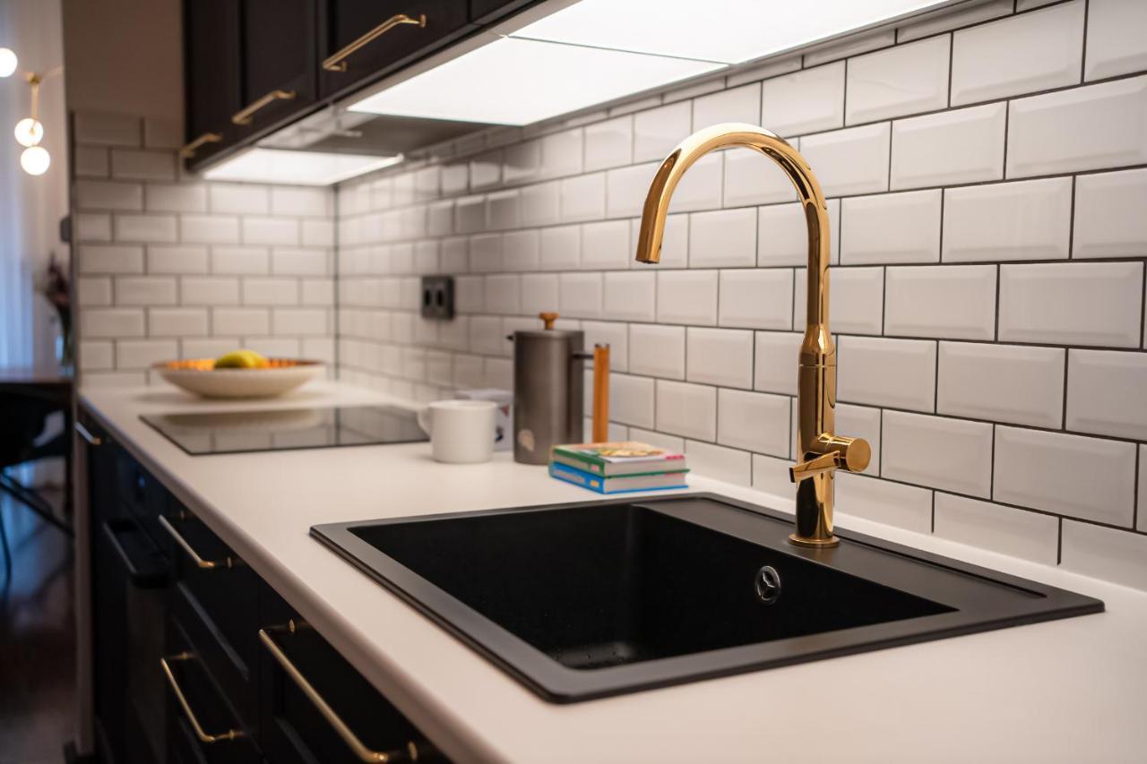 Designer Loft-Ferienwohnung Im Zentrum Mit Tiefgaragen-Parkplatz, Waschmaschine Und Privatterrasse لبسيا المظهر الخارجي الصورة